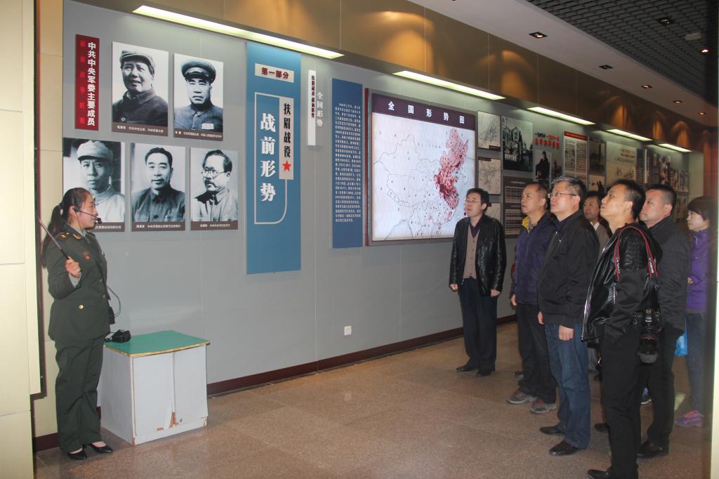 继续教育中心党支部全体党员在参观纪念馆