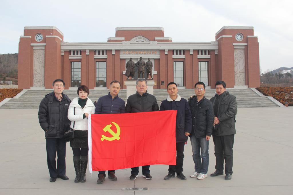 继续教育中心党支部全体7名党员在纪念馆前合影