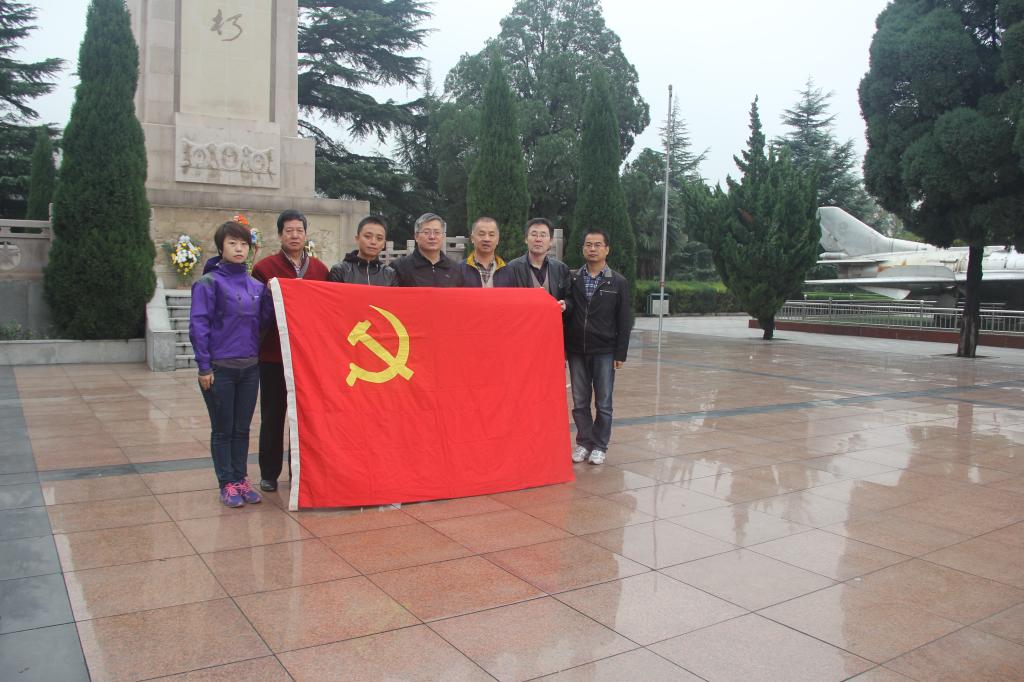 继续教育中心党支部全体党员在纪念碑前
